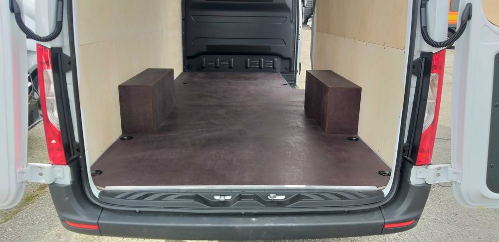 Zabudowa przestrzeni ładunkowej Mercedes Sprinter L3H2 sklejka