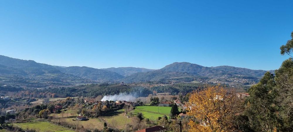 Vendo terreno com uma excelente exposição solar e vistas magnificas