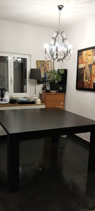 Mesa loja área 1,40×1,40 ótimo estado , madeira maciça, cor vengue