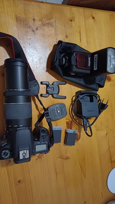 Canon  EOS 77D com vários acessórios