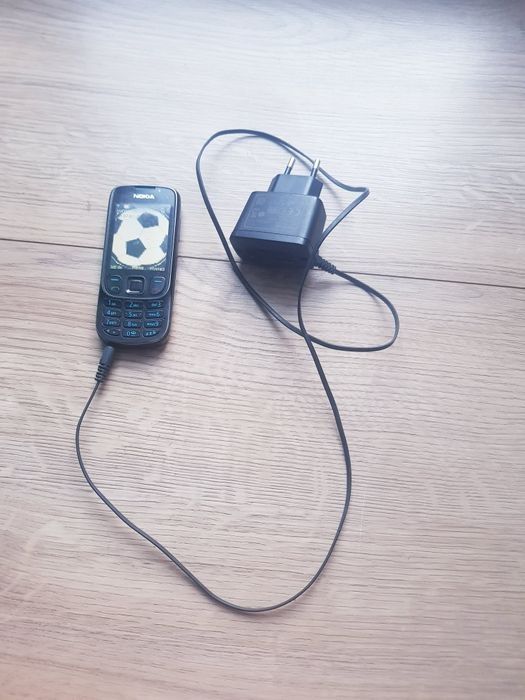 Telefon komórkowy  Nokia model 6303c , typ RM-443 .