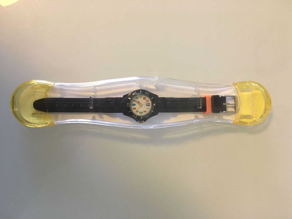 Relógio de Criança com Bracelete em Silicone- EM BOM ESTADO com Caixa