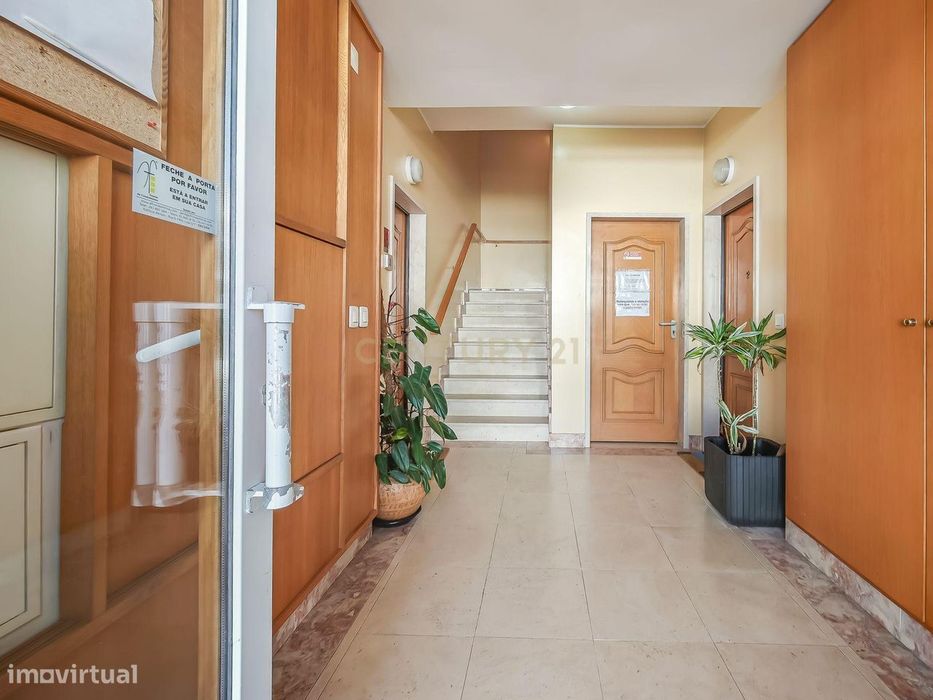 Apartamento T2 Dúplex com Vista Panorâmica e Garagem com Carregamento