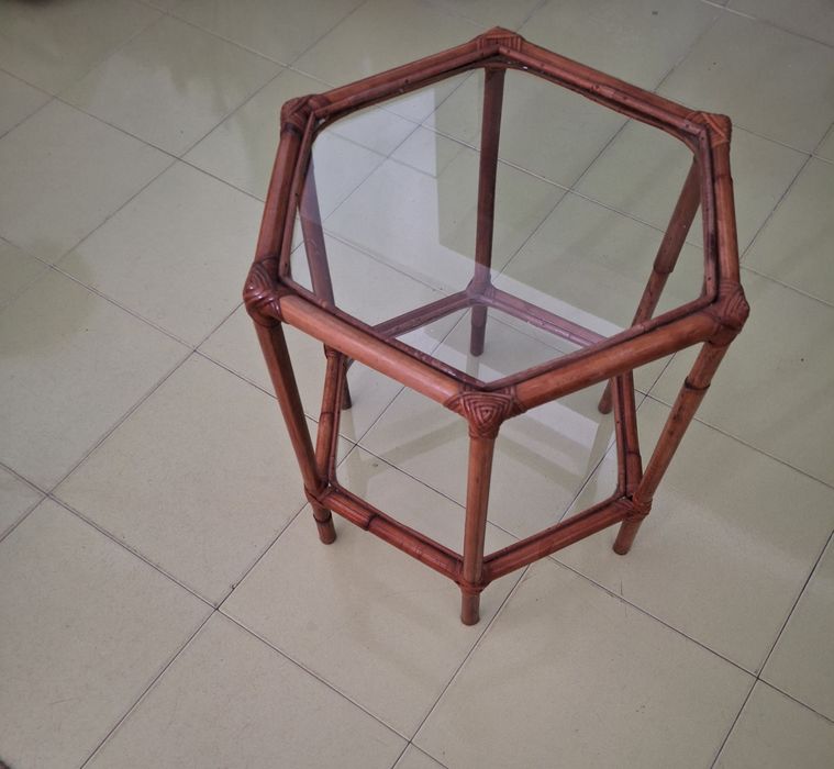Mesa de centro hexagonal de bambu  c/ 2 bases em vidro