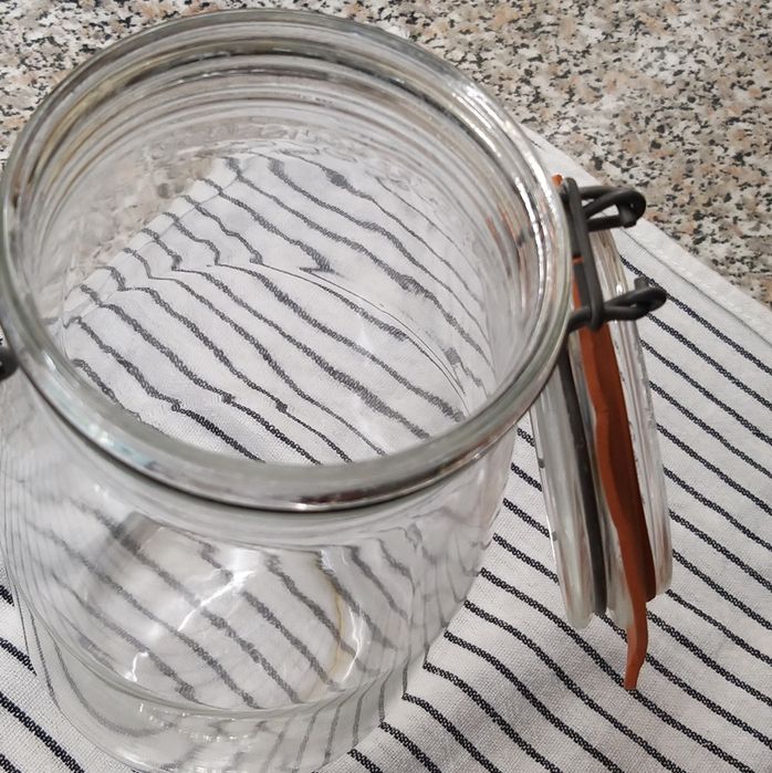 Frasco de vidro com tampa.