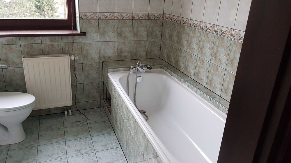 Dom do zamieszkania i prowadzenia działalności.