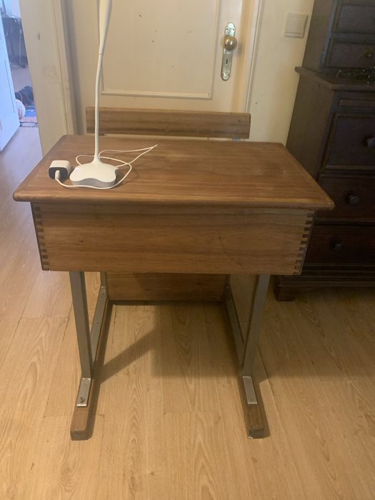 Secretaria escolar dos anos 50  muito estimada e totalmente funcional. Estava no quarto do meu neto, mas  ele já não cabe.Estou a refazer o quarto .
