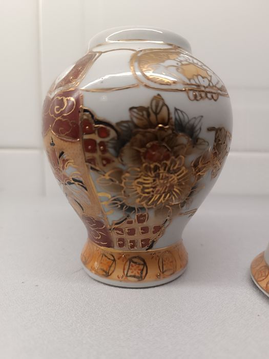 Pote de Porcelana Japonesa Kutani. 18 cm. Pintando à  Mão