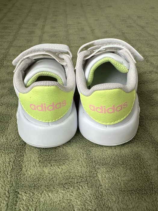 Дитячі кеди для дівчинки adidas Breaknet