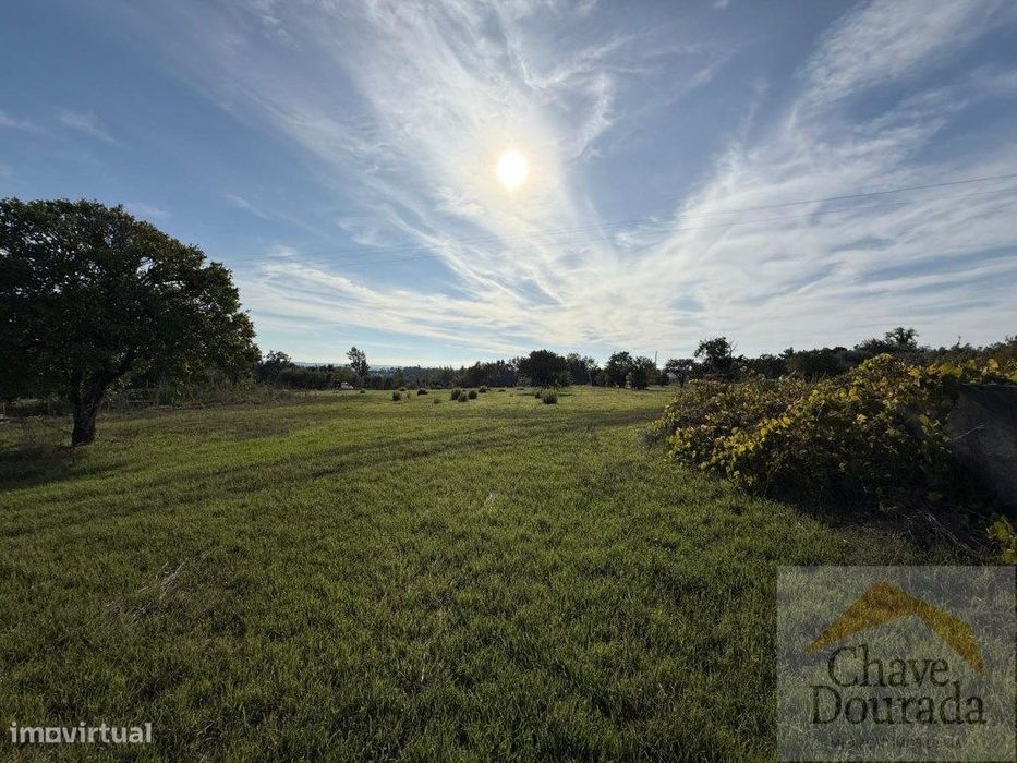 Terreno para moradia isolada ou duas moradias geminadas - 3 minutos...