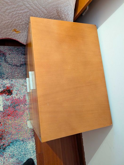 Quarto de Casal: cama, mesinhas de cabeceira e camiseiro