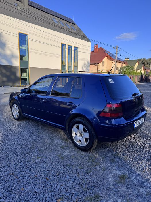 Volkswagen Golf. 4