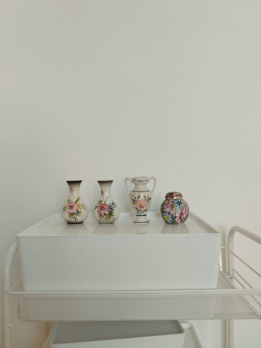 Pequenos vasos de cerâmica e/ou porcelana, pintados a mão