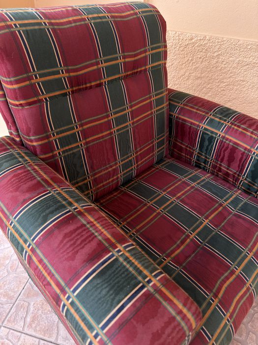 2 Poltronas Estofadas Clássicas