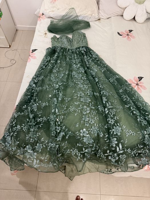 Desapego o meu vestido tamanho L . Usado apenas uma vez para aniversario casamento.