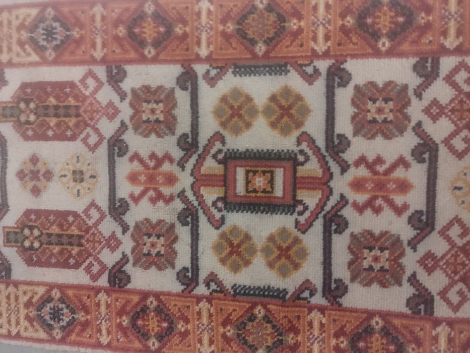 Sprzedam mały dywanik 145x68 cm.