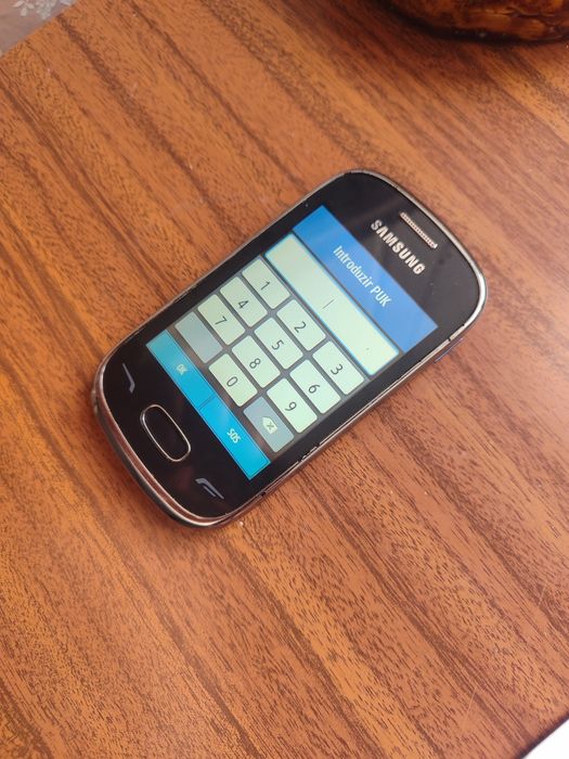 Este é um telemóvel Samsung Rex 70 (GT-S3800W)