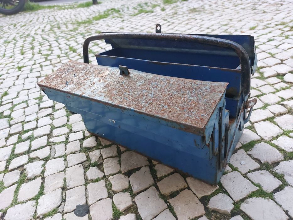 Antiga caixa de ferramentas em metal 

Largura - 45cm
Lateral - 25cm
A
