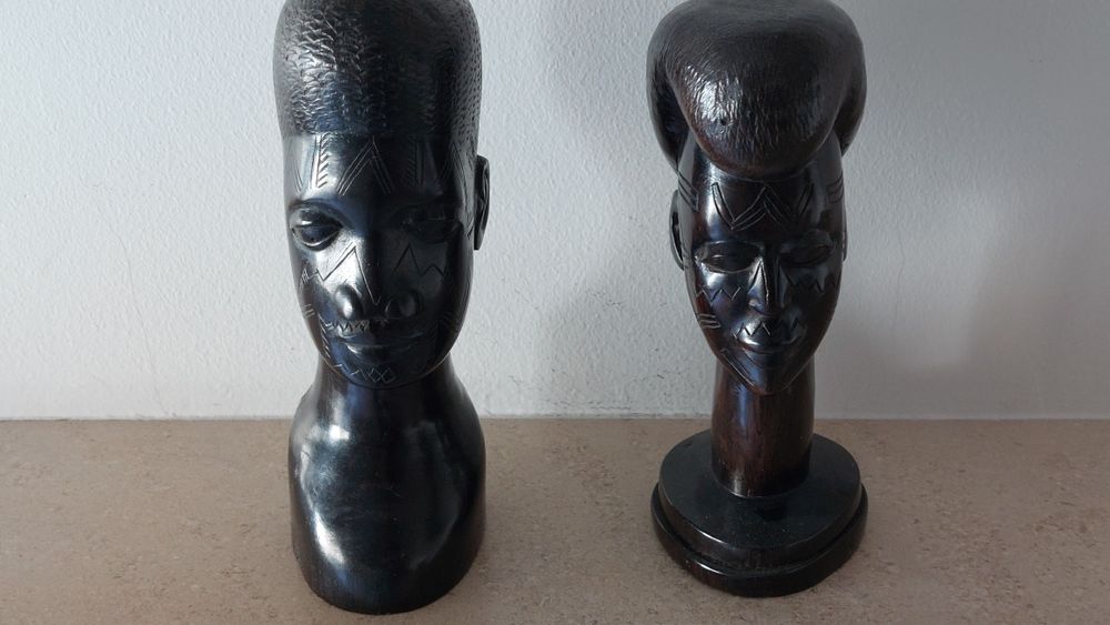 Par de Bustos Africanos em Madeira Entalhada – Estado Irrepreensível