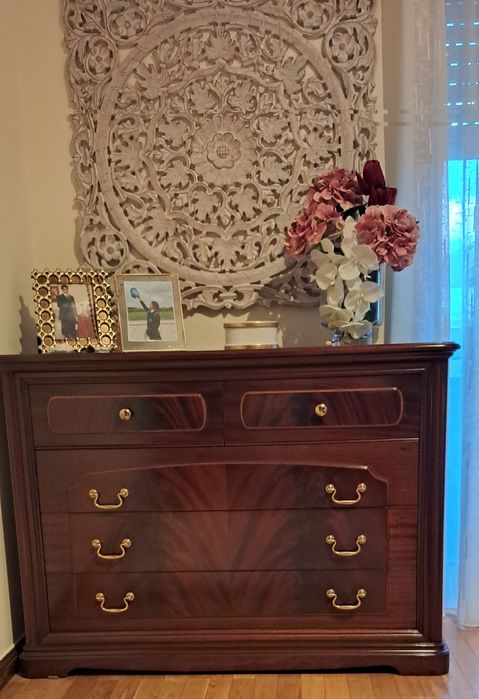 Mobília de quarto de casal, em mogno com linhas muito simples.