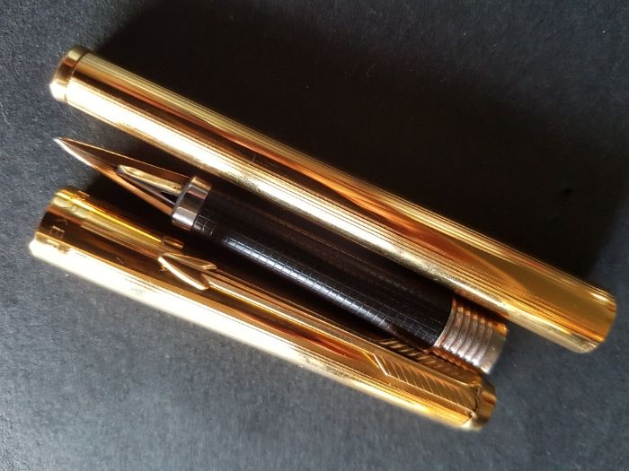 Caneta Parker em ouro