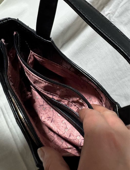 Сумочка бренду Fiorelli с тисненням під крокодила.