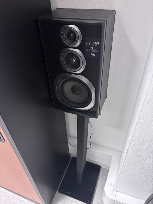 Aparelhagem JVC com colunas e suportes