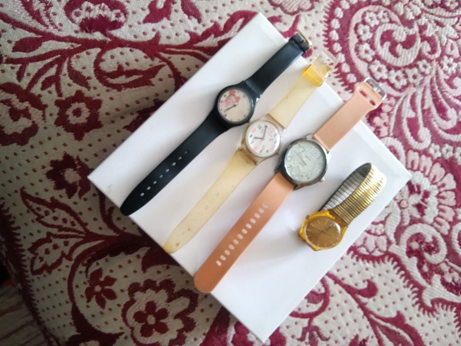 4 relógios 10€ só por pilhas estão todos a funcionar na perfeição