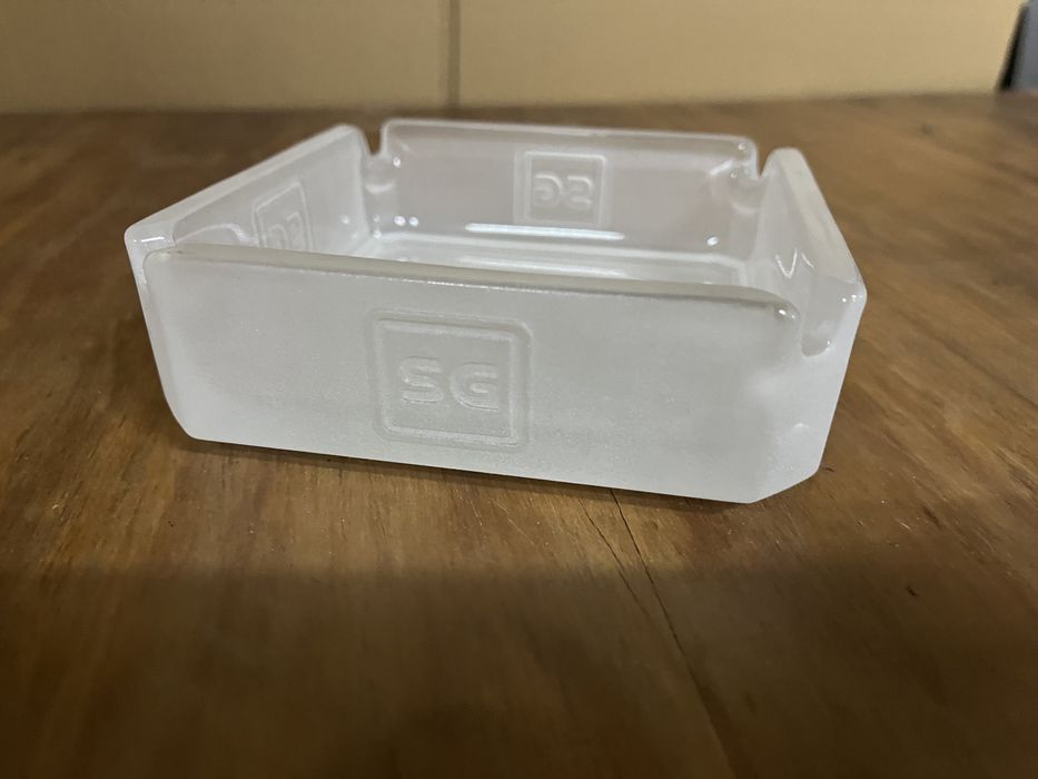 Cinzeiro em vidro fosco SG 12cm x 12cm x 4cm altura