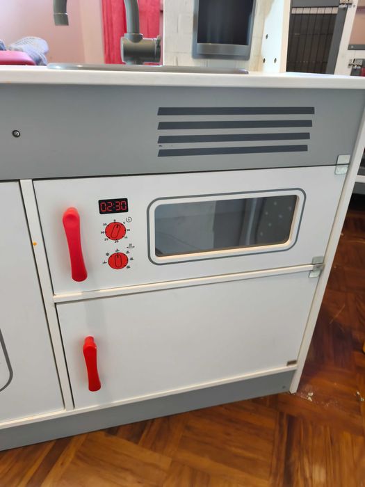 Cozinha com restaurante de madeira