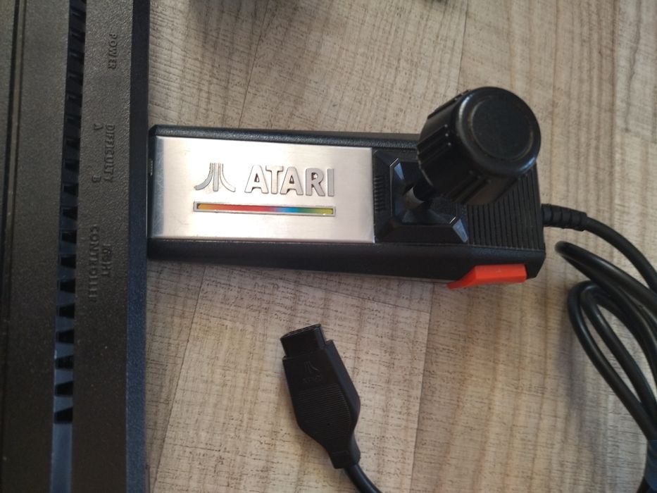 Приставка Atari 2600, джойстик, картридж
