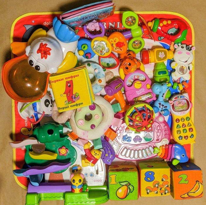 Набор игрушек для маленьких (одним лотом)
