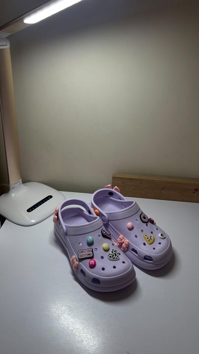 Sapatos estilo crocs + pins decorativos