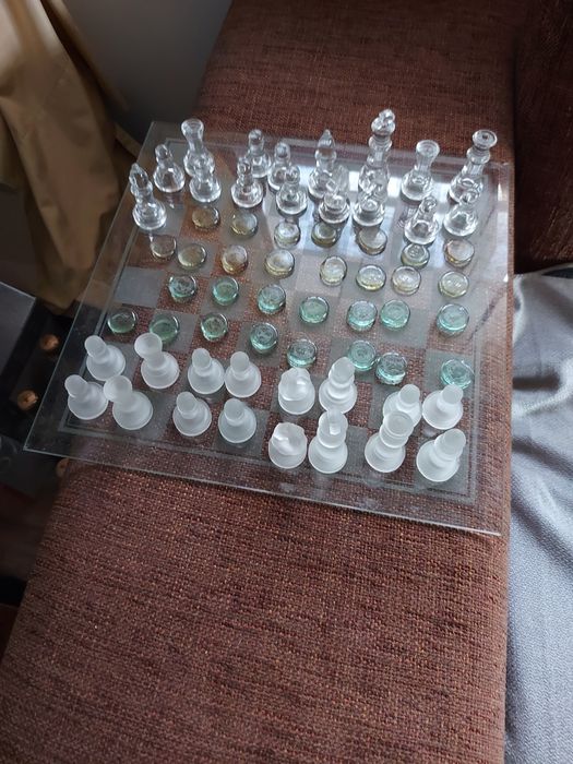 1 tabuleiro de xadrez e de damas em vidro colorido