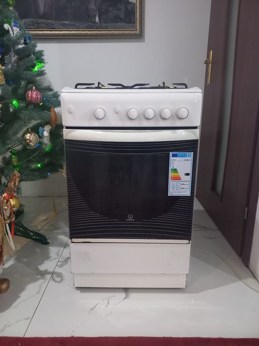 Продам газову плиту Indesit