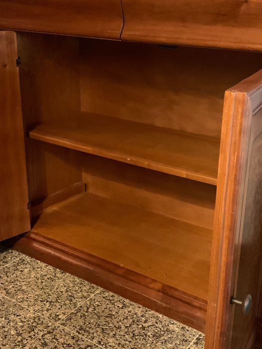 Móvel de madeira de cor castanha