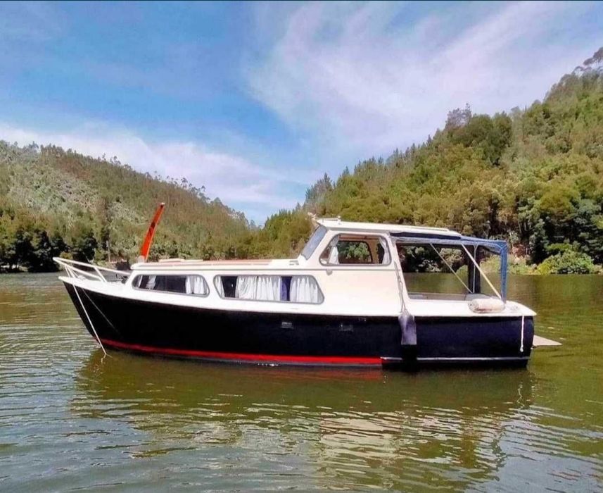 Barco de recreio com capacidade de 10 passageiros e com casco em aço naval e motor 180 D, gasoleo, 8,5 m, de 1985