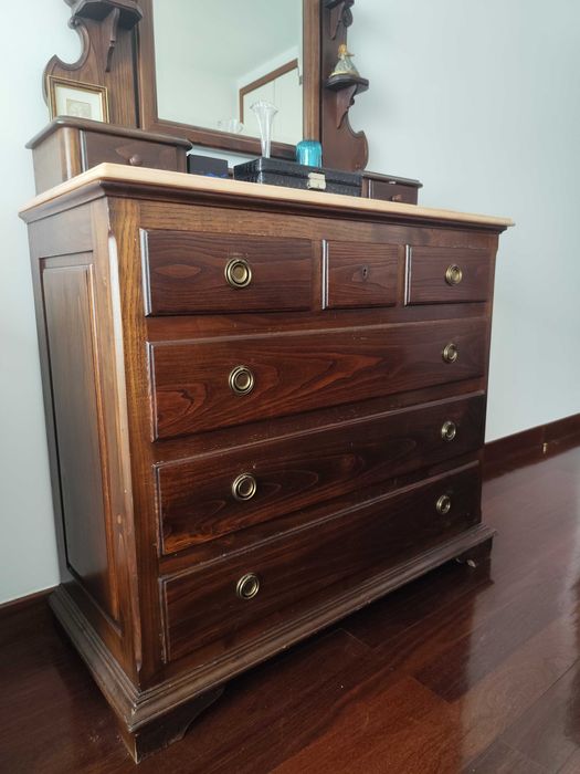 Mobília de Quarto em Castanho Maciço e Mármore