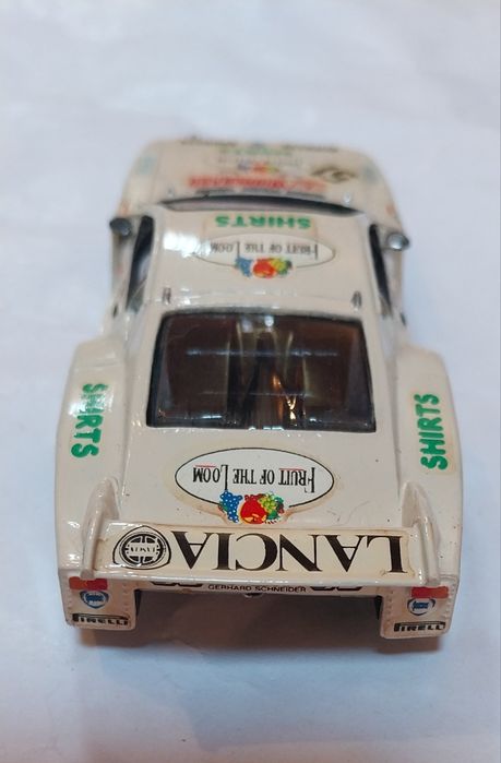 Miniatura antiga da Record Lancia Beta em escala 1/43
