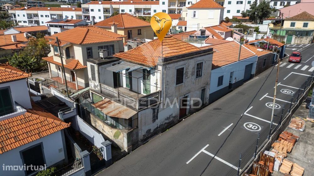 Moradia Antiga por recuperar com 2 pisos no Funchal - Ilha da Madeira