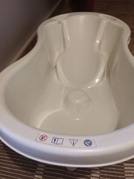 Banheira chico com suporte interior para recem-nascido