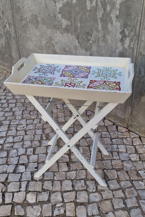 Mesa de apoio com tabuleiro