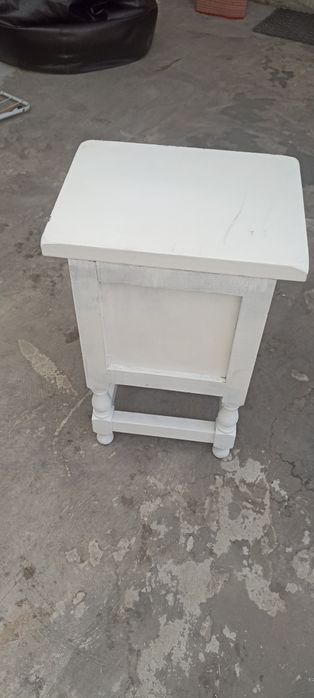 Mesa cabeceira antiga retro branca