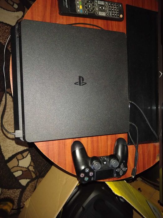 PlayStation 4 slim z padem