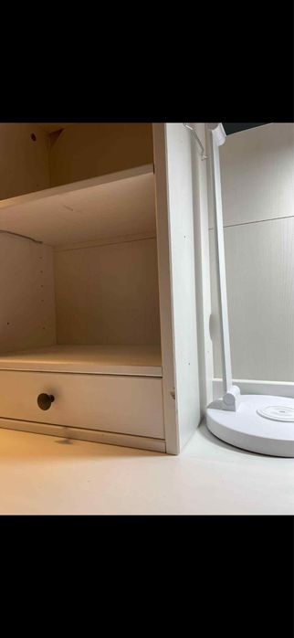 Na sprzedaż białe biurko z nadstawką .