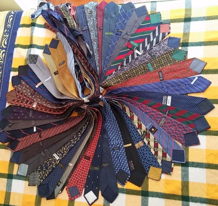 Gravatas colecção de 95 unidades, italianas, inglesas, nacionais...