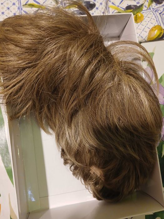 Peruka z włosów sztucznych, krótkie