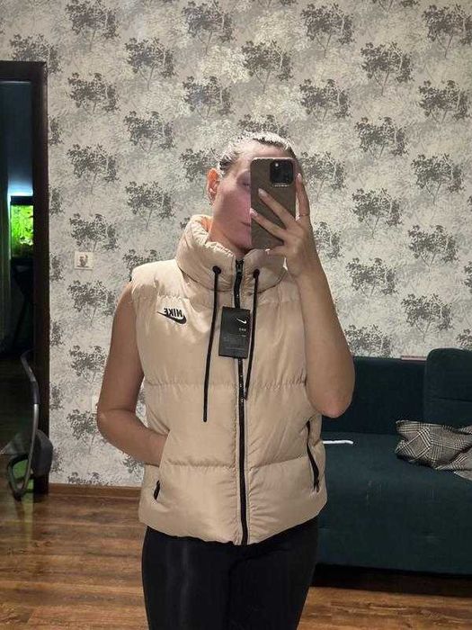 Жилетка жіноча бежева nike