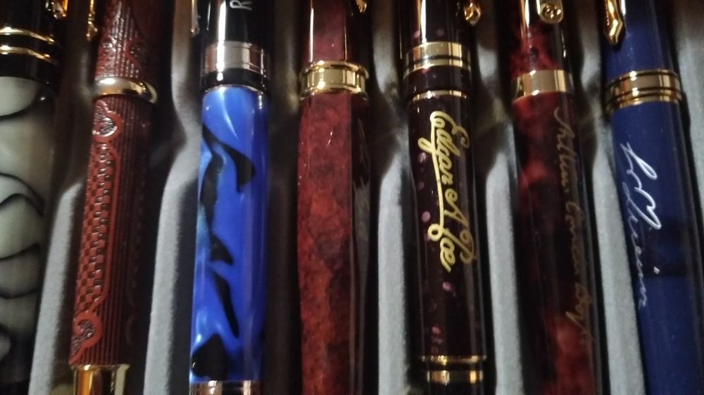 Movel com 22 ,Canetas com Assinaturas Escritores