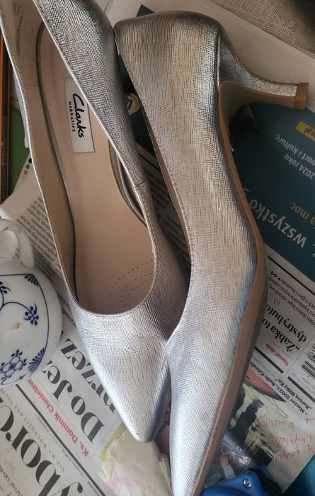 Szpilki w kolorze srebrnym